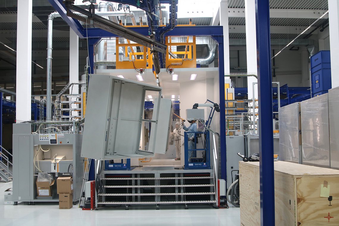 An enclosure passes through the highly automated painting system at häwa.