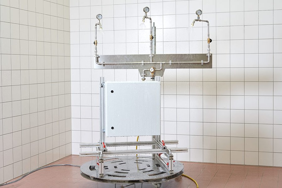 Ein Schaltschrank bei der Produktprüfung.