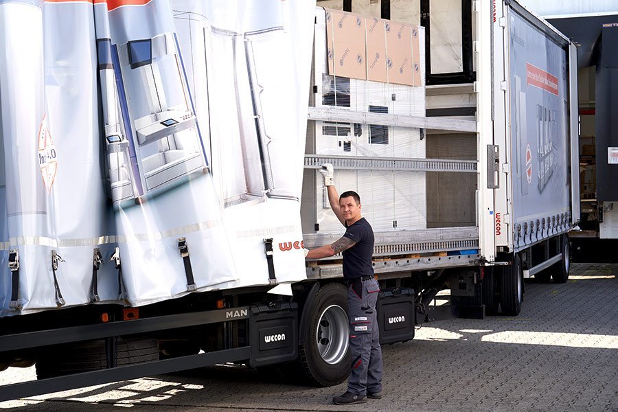 Herr Sarzhan beim öffnen eines LKW-Anhängers.