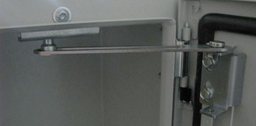 Door opening restrictor Door opening restrictor